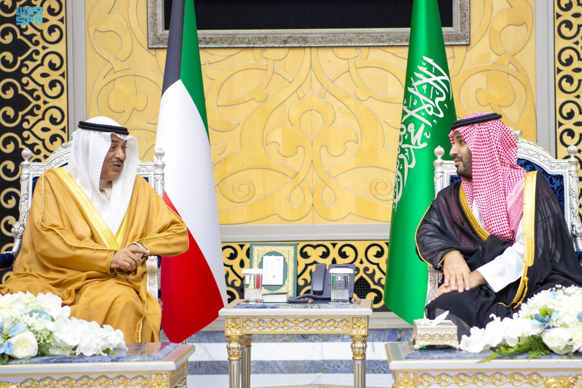 سموه خلال لقائه بن سلمان في القمة الخليجية بالسعودية